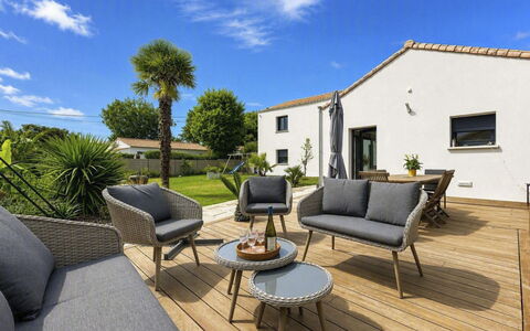 La Plaine-Sur-Mer 801: Möbel, Gartenmöbel, Stuhl, Tisch Im Freien, Garten, Schatten, Terrasse, Hinterhof, Deck, Garten