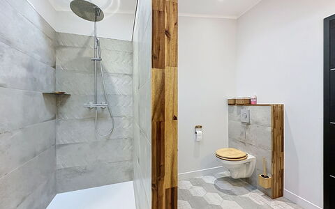 La Plaine-Sur-Mer 801: Flooring, Wand, Fussboden, Holz, Armatur, Interior Design, Fliese, Badezimmer, Toilette, Verbundwerkstoff