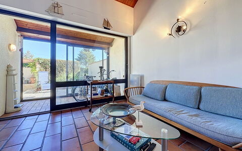 Les Hauts de la Noëveillard: Flooring, Interior Design, Fussboden, Möbel, Decke, Beleuchtung, Tabelle, Stuhl, Zimmer, Wohnzimmer