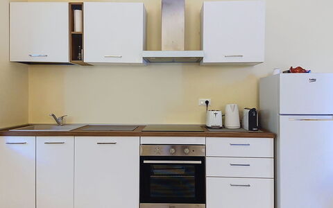 Linaglia: Küchengerät, Cabinetry, Küche, Holz, Major Appliance, Flooring, Countertop, Interior Design, Möbel, Zimmer