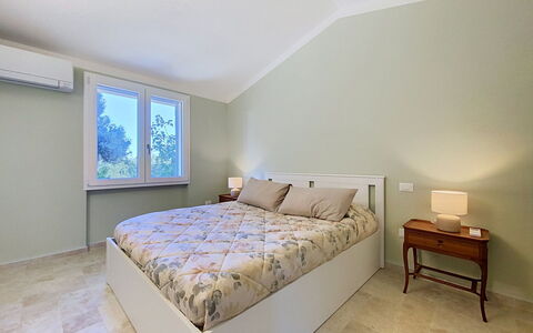 Linaglia: Bett, Schlafzimmer, Interior Design, Bedding, Möbel, Bettdecke, Flooring, Decke, Holz, Fussboden
