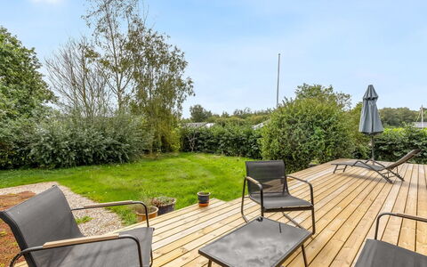 Munibert - 100M from the Sea: Möbel, Holz, Gartenmöbel, Stuhl, Garten, Hartholz, Tisch Im Freien, Deck, Schatten, Holzbeize