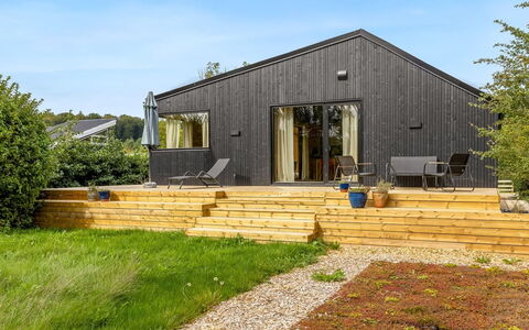 Munibert - 100M from the Sea: Strauch, Hütte, Grundstueck, Abstellgleis, Garten, Gartenbauten, Planke, Hartholz, Bauernhaus