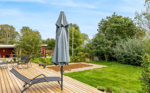 Munibert - 100M from the Sea: Strauch, Garten, Grundstueck, Möbel, Gartenmöbel, Stuhl, Hartholz, Deck, Schatten