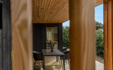 Munibert - 100M from the Sea: Holz, Hartholz, Holzbeize, Planke, Sperrholz, Holzboden, Natürliches Material, Holz, Schatten, Deck