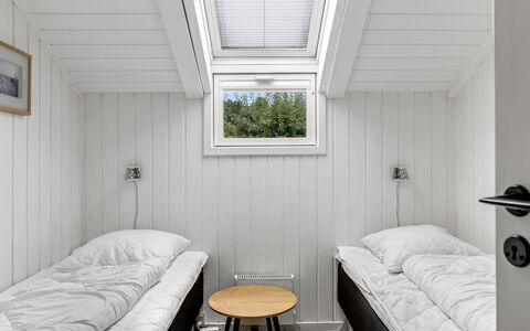 Dior - 800M from the Sea: Holz, Schlafzimmer, Bett, Fussboden, Decke, Bedding, Interior Design, Bettdecke, Bettrahmen