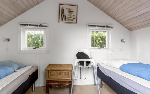 Dior - 800M from the Sea: Schlafzimmer, Bett, Holz, Möbel, Interior Design, Decke, Zuhause, Bedding, Bettdecke, Haus