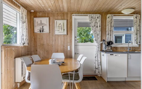 Helrun - 800M from the Sea: Möbel, Flooring, Interior Design, Holz, Fussboden, Decke, Küche & Esszimmer Tisch, Esszimmer, Zuhause, Holzboden