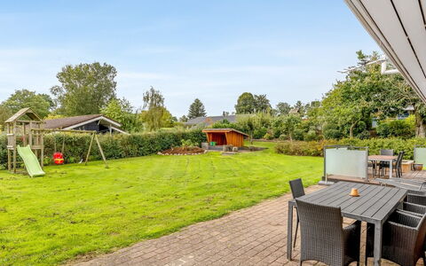 Helrun - 800M from the Sea: Gras, Strauch, Garten, Grundstueck, Zuhause, Rasen, Ground, Estate, Hütte