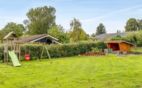 Helrun - 800M from the Sea: Gras, Garten, Strauch, Grundstueck, Rasen, Ground, Hinterhof, Schatten, Landscaping