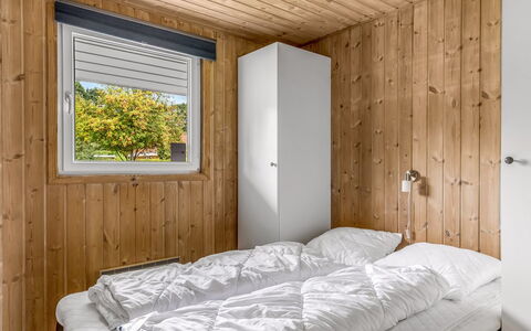 Helrun - 800M from the Sea: Holz, Schlafzimmer, Flooring, Fussboden, Bett, Decke, Interior Design, Bettdecke, Bedding, Holzbeize