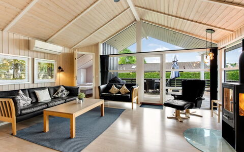 Tobias - 30Km from the Sea: Holz, Interior Design, Couch, Möbel, Decke, Flooring, Wohnzimmer, Fussboden, Holzboden, Zuhause
