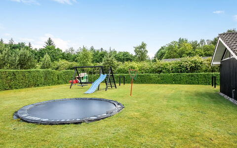 Tobias - 30Km from the Sea: Gras, Trampolin, Trampolining - Geräte Und Materialien, Garten, Rasen, Schatten, Landscaping, Park, Trampolin Springen, Freizeit