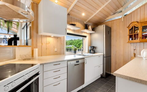 Tobias - 30Km from the Sea: Küche, Countertop, Holz, Armatur, Interior Design, Küchengerät, Flooring, Sinken, Decke, Spüle