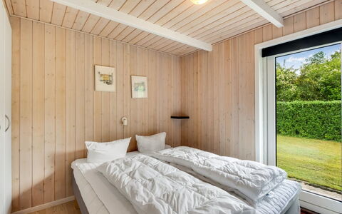 Tobias - 30Km from the Sea: Holz, Schlafzimmer, Bett, Bettrahmen, Bettdecke, Bedding, Decke, Hartholz, Holzbeize, Planke