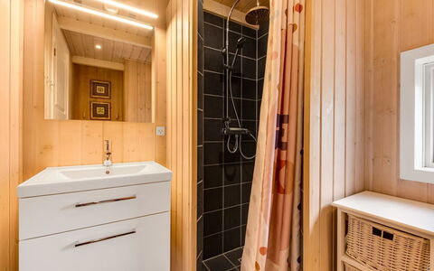 Tobias - 30Km from the Sea: Flooring, Wand, Fussboden, Holz, Interior Design, Armatur, Bad Sink, Decke, Badezimmerschrank, Sinken