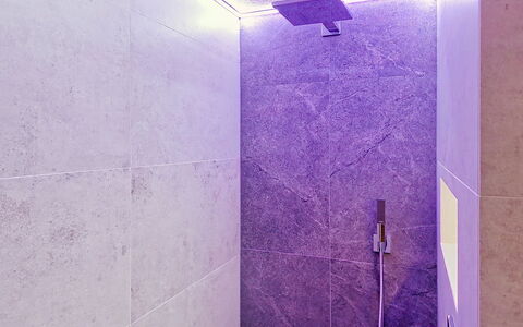 Das Maridl: Armatur, Flooring, Decke, Fussboden, Installation, Light Fixture, Badezimmer, Fliese, Duschkopf, Dusche