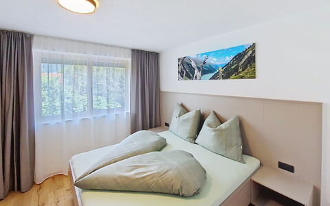 Das Maridl: Interior Design, Zimmer, Bett, Decke, Möbel, Schlafzimmer, Fussboden, Flooring, Vorhang, Kissen