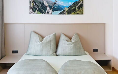 Das Maridl: Interior Design, Schlafzimmer, Holz, Bett, Möbel, Fussboden, Flooring, Bettdecke, Zimmer, Bedding