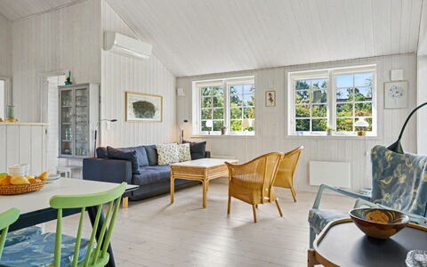 Heidrun - 400M from the Sea: Holz, Interior Design, Möbel, Flooring, Decke, Fussboden, Zuhause, Couch, Wohnzimmer, Stuhl