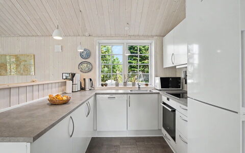 Heidrun - 400M from the Sea: Küche, Countertop, Flooring, Holz, Major Appliance, Küchengerät, Interior Design, Decke, Fussboden, Sinken