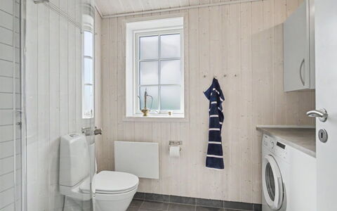 Heidrun - 400M from the Sea: Wand, Flooring, Fussboden, Holz, Armatur, Toilette, Badezimmer, Sinken, Toilleten Sitz, Installation