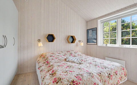 Heidrun - 400M from the Sea: Holz, Decke, Schlafzimmer, Interior Design, Flooring, Fussboden, Bettdecke, Bett, Linens, Zuhause