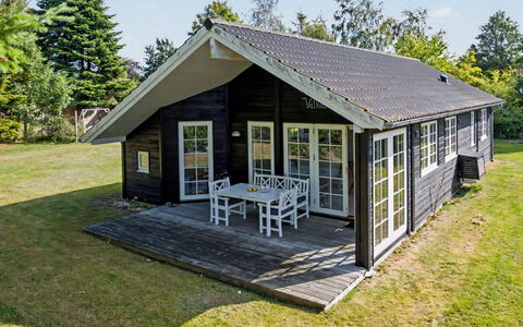 Heidrun - 400M from the Sea: Hütte, Schatten, Hartholz, Veranda, Gartenbauten, Planke, Abstellgleis, Resort, Outdoor Struktur, Blockhaus