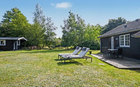 Heidrun - 400M from the Sea: Haus, Zuhause, Hütte, Strauch, Rasen, Garten, Estate, Schatten, Landscaping, Garten