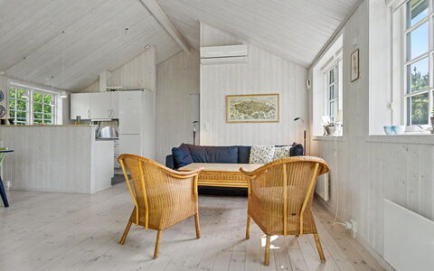 Heidrun - 400M from the Sea: Möbel, Interior Design, Flooring, Decke, Fussboden, Stuhl, Zimmer, Beleuchtung, Tabelle, Küche & Esszimmer Tisch