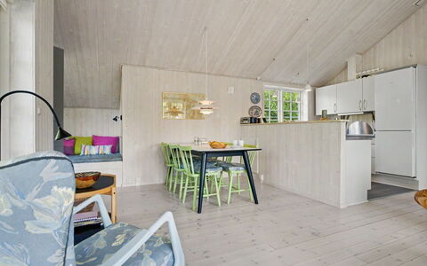 Heidrun - 400M from the Sea: Möbel, Interior Design, Flooring, Decke, Fussboden, Stuhl, Zimmer, Beleuchtung, Tabelle, Küche & Esszimmer Tisch
