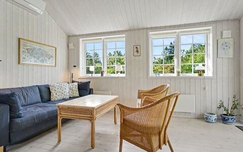 Heidrun - 400M from the Sea: Möbel, Interior Design, Flooring, Decke, Fussboden, Stuhl, Zimmer, Beleuchtung, Tabelle, Küche & Esszimmer Tisch