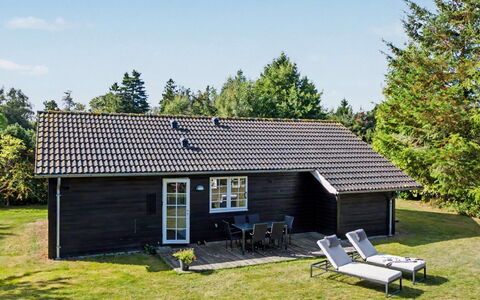 Heidrun - 400M from the Sea: Möbel, Interior Design, Flooring, Decke, Fussboden, Stuhl, Zimmer, Beleuchtung, Tabelle, Küche & Esszimmer Tisch