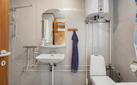 Karelia - 900M from the Sea: Armatur, Toilleten Sitz, Badezimmer, Flooring, Sinken, Interior Design, Toilette, Fussboden, Bad Sink, Installation