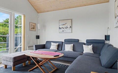 Gunda - 150M from the Sea: Möbel, Holz, Flooring, Couch, Interior Design, Fussboden, Wohnzimmer, Zuhause, Wohnung