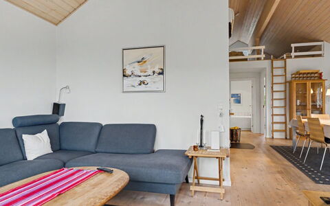 Gunda - 150M from the Sea: Holz, Flooring, Möbel, Interior Design, Decke, Fussboden, Zimmer, Zuhause, Wohnzimmer, Stuhl