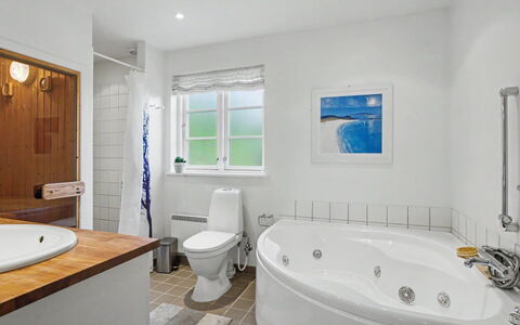Gunda - 150M from the Sea: Armatur, Badezimmer, Badewanne, Interior Design, Flooring, Decke, Fussboden, Installation, Zapfhahn, Zuhause