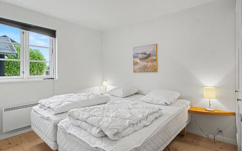 Gunda - 150M from the Sea: Zuhause, Schlafzimmer, Bett, Bedding, Wohnung, Bettrahmen, Bettdecke, Einfrieren, Daylighting, Hotel