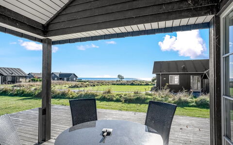 Gunda - 150M from the Sea: Dach, Hütte, Zuhause, Haus, Grundstueck, Tür, Abstellgleis, Veranda, Estate, Schatten