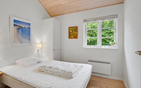 Gunda - 150M from the Sea: Interior Design, Holz, Bett, Schlafzimmer, Fussboden, Flooring, Decke, Möbel, Zuhause, Bettrahmen