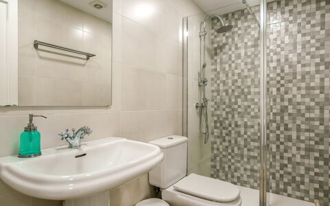 Sa Serra: Badezimmer, Toilleten Sitz, Armatur, Toilette, Flooring, Interior Design, Fussboden, Bad Sink, Sinken, Installation