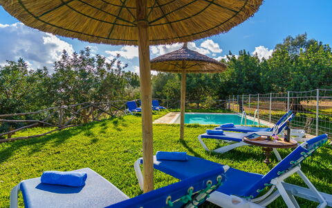Sa Serra: Blau, Schwimmbad, Resort, Garten, Gartenmöbel, Eco Hotel, Landscaping, Sonnenliege, Regenschirm, Hinterhof