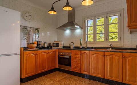 Sa Serra: Küche, Küchengerät, Major Appliance, Countertop, Cabinetry, Interior Design, Holz, Herd, Haushaltsgerät, Flooring