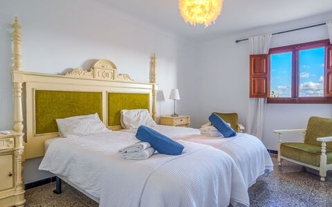 Sa Serra: Schlafzimmer, Bett, Möbel, Bettdecke, Bedding, Fussboden, Bettrahmen, Wohnung, Nachttisch, Resort