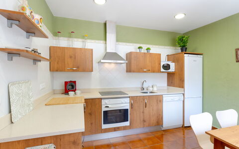 Aurea: Küche, Küchengerät, Countertop, Cabinetry, Major Appliance, Möbel, Flooring, Interior Design, Holz, Haushaltsgerät