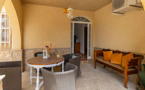 Aurea: Möbel, Interior Design, Fussboden, Flooring, Stuhl, Couch, Zimmer, Decke, Wohnung, Wohnzimmer
