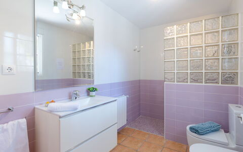 Aurea: Badezimmer, Flooring, Armatur, Interior Design, Fussboden, Badezimmerschrank, Zapfhahn, Installation, Fliese, Sinken