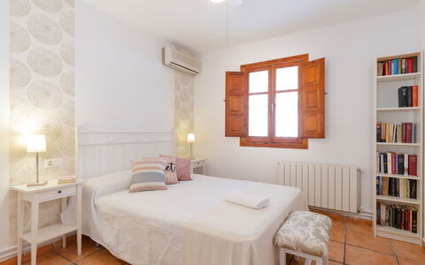 Aurea: Möbel, Bett, Schlafzimmer, Interior Design, Holz, Flooring, Fussboden, Decke, Bettdecke, Zimmer