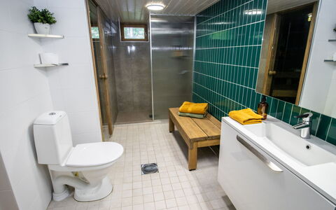 Salo 640: Armatur, Flooring, Badezimmer, Sinken, Bad Sink, Fussboden, Toilette, Zapfhahn, Installation, Interior Design