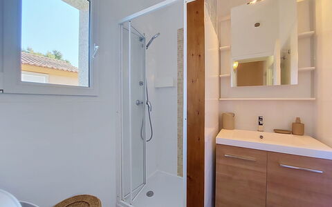 Casa San Ciprianu: Wand, Flooring, Armatur, Fussboden, Badezimmer, Holz, Bad Sink, Interior Design, Installation, Zapfhahn